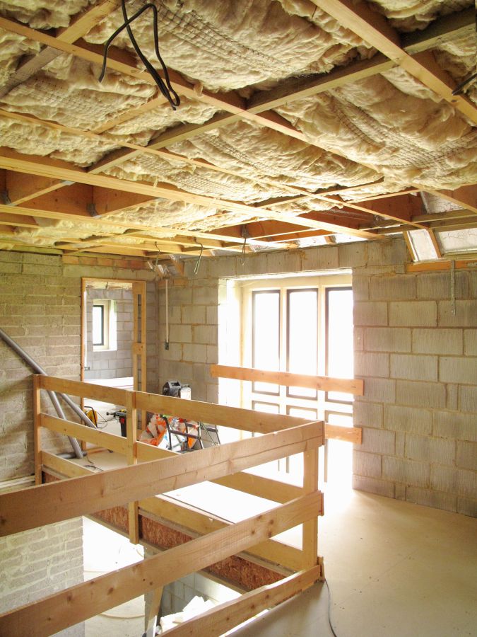 Isolation complète de plafond avec laine soufflée dans une construction résidentielle  à Delson