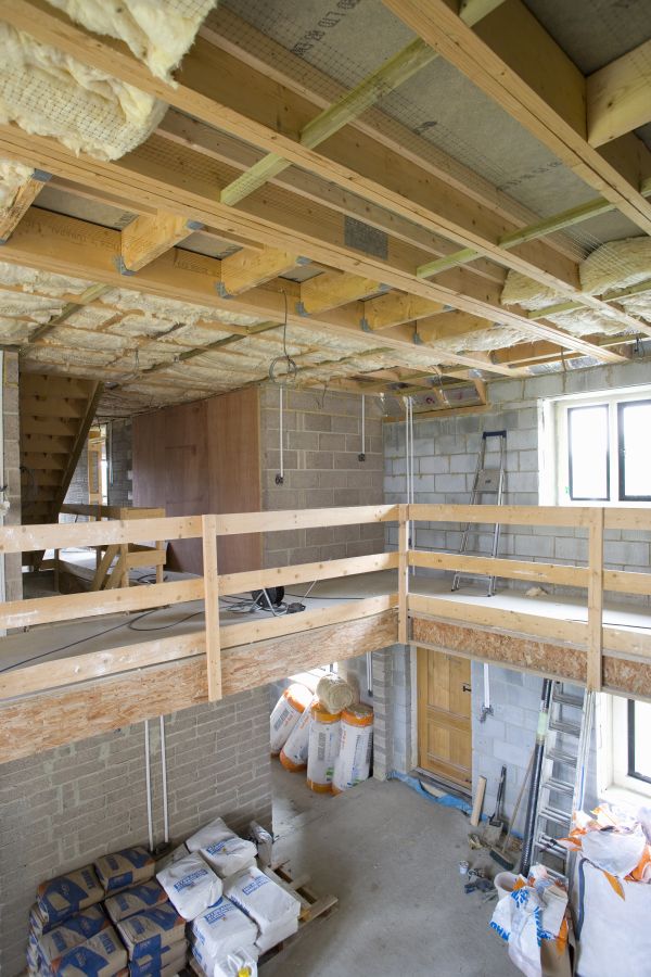 Travaux d’isolation à la mousse uréthane sur murs et plafond d’un bâtiment  à Les Cèdres