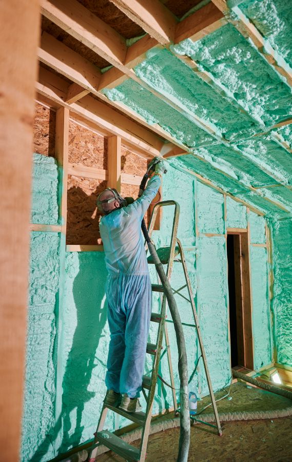 Pose de laine minérale pour isolation de plafond dans une maison  à Terrebonne